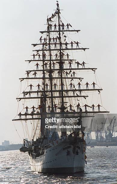 Kadetten des kolumbianischen Segelschulschiffes 'Gloria' stehen auf den Rahen während das Schiff in den Hamburger Hafen einläuft. Windjammer,...