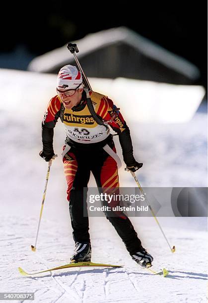 Uschi Disl aus Deutschland beim Biathlon Weltcup 2000 in Südtirol. .