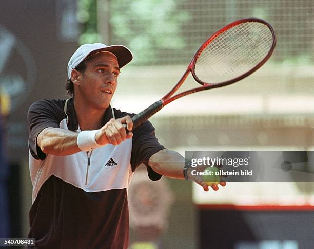 Bei den 94. Internationalen Tennis Meisterschaften der Herren am Hamburger Rothenbaum schlägt der argentinische Tennisspieler Mariano Zabaleta auf. .