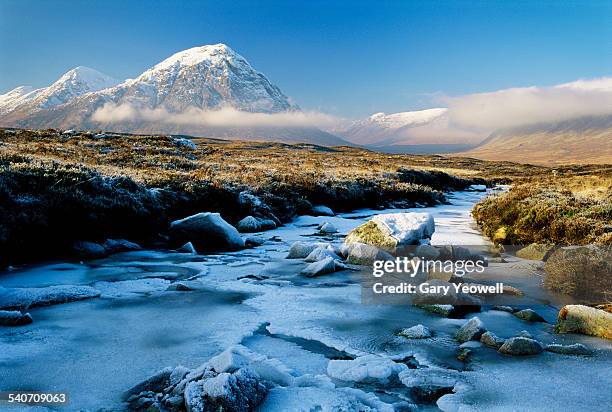 buachaille etive mor in glencoe, frozen landscape - glencoe schotland stockfoto's en -beelden
