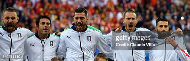 Daniele De Rossi, Eder, Graziano Pelle, Leonardo Bonucci, Antonio Candreva of Italy sing the national anthem prior to the UEFA EURO 2016 Group E...