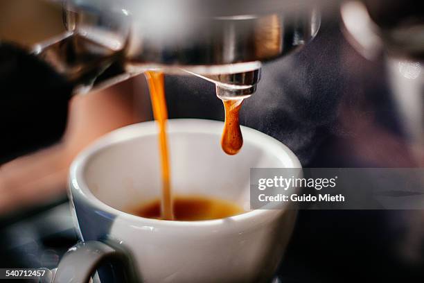 espresso shot pouring out. - coffee break stockfoto's en -beelden