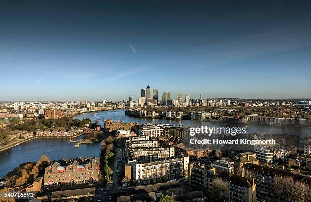 canary wharf and east london at sunset - イーストロンドン ストックフォトと画像