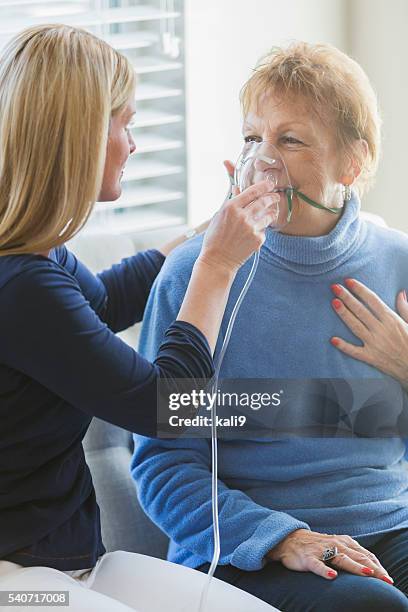 mulher sênior, cuidadora ajudar com máscara de oxigênio - oxigênio-equipamento-médico - fotografias e filmes do acervo