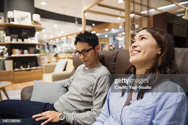 coppia seduto sul divano con i mobili angolo. - corner shop foto e immagini stock