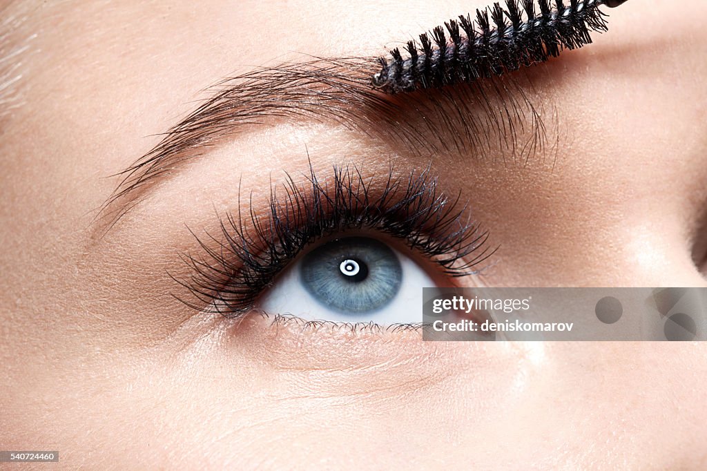 Eyebrow makeup with brush