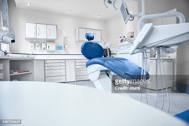 vacío habitación moderna de dentista - dentist's office fotografías e imágenes de stock