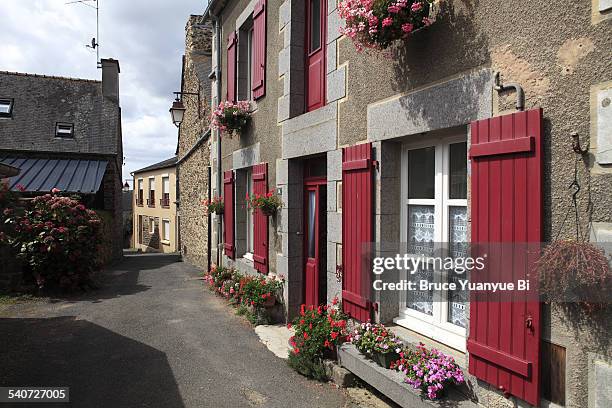 old fishman's house with flowers - ille et vilaine - fotografias e filmes do acervo