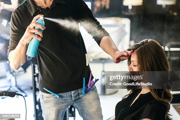 friseur mit haarspray - hairspray stock-fotos und bilder