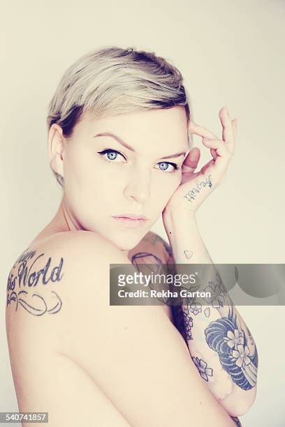 young tattooed woman - rekha garton stock pictures, royalty-free photos & images