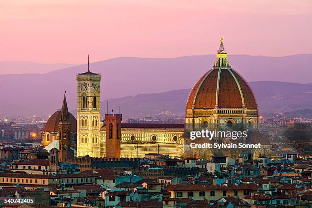 florence, duomo santa maria del fiore at dusk - firenze fotografías e imágenes de stock