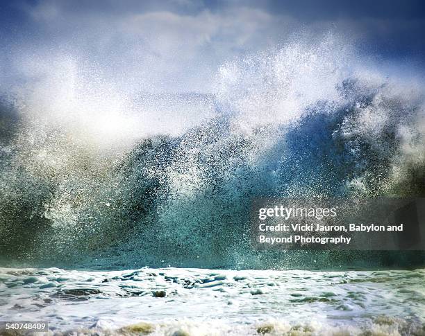 waves of fury at robert moses beach - robert moses bridge stockfoto's en -beelden