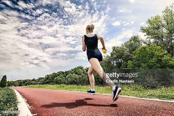 mujer atleta corriendo - female muscular calves fotografías e imágenes de stock