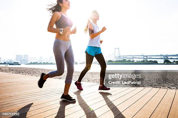 women running in the city - tokyo - grand prix of japan practice stockfoto's en -beelden