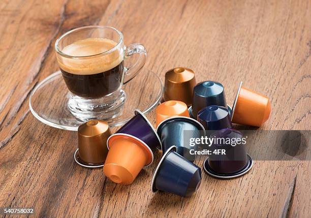 eine tasse kaffee mit kapseln, nestlé nespresso kaffeekapseln - coffee capsules stock-fotos und bilder