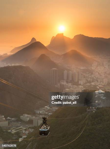 pôr do sol do pão de açúcar-rio de janeiro - tram - fotografias e filmes do acervo