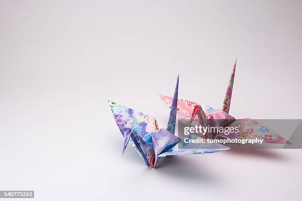 japanese paper origami crane - origami a forma di gru foto e immagini stock