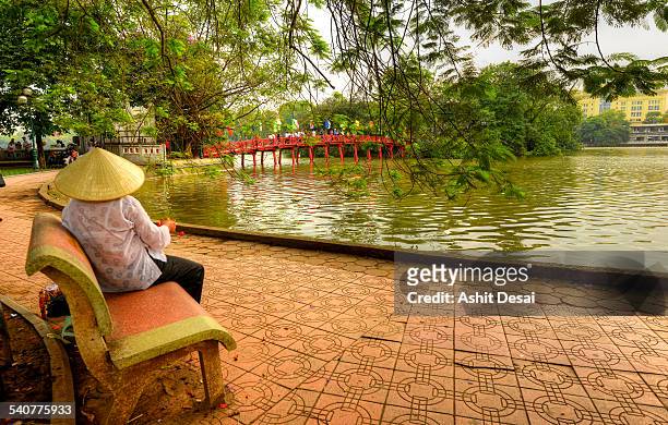 hoan kiem lake, hanoi - huc bridge stock pictures, royalty-free photos & images