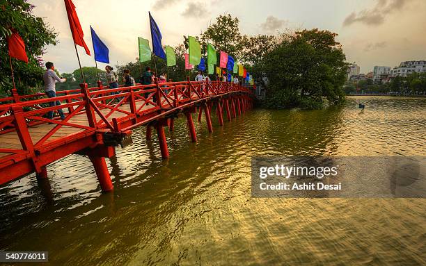 hoan kiem lake, hanoi - huc bridge stock pictures, royalty-free photos & images