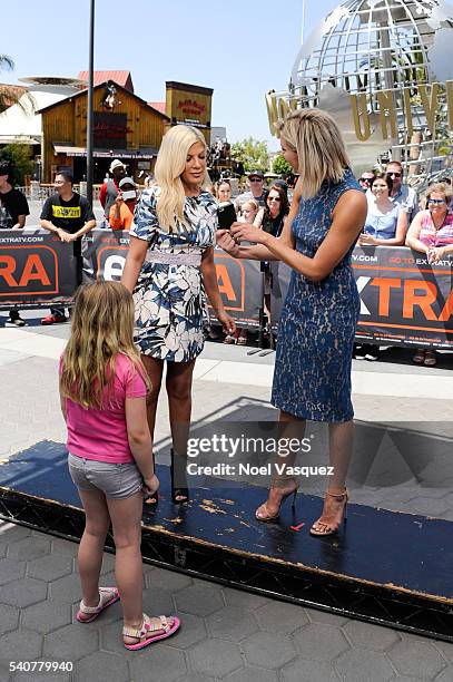 Stella Doreen McDermot, Tori Spelling and Charissa Thompson visit "Extra" at Universal Studios Hollywood on June 16, 2016 in Universal City,...