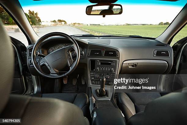 view of car interior - cuadro de instrumentos fotografías e imágenes de stock