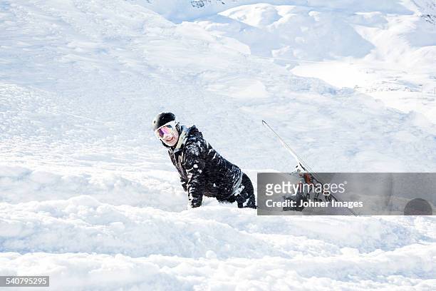 skier on slope - 雪　降る ストックフォトと画像