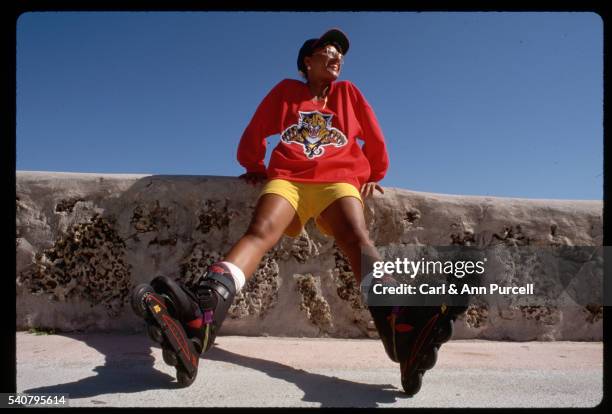 inline skater sits on wall - 90s rollerblading fotografías e imágenes de stock