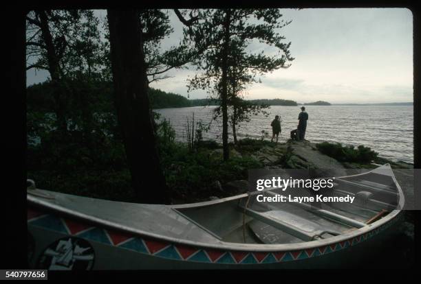 metal canoe on lakeshore, minnesota - boundary waters imagens e fotografias de stock