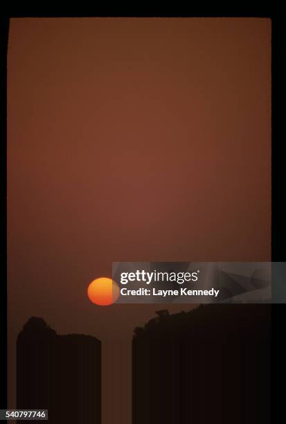 sunrise over raspberry island in michigan - isle royale national park - fotografias e filmes do acervo