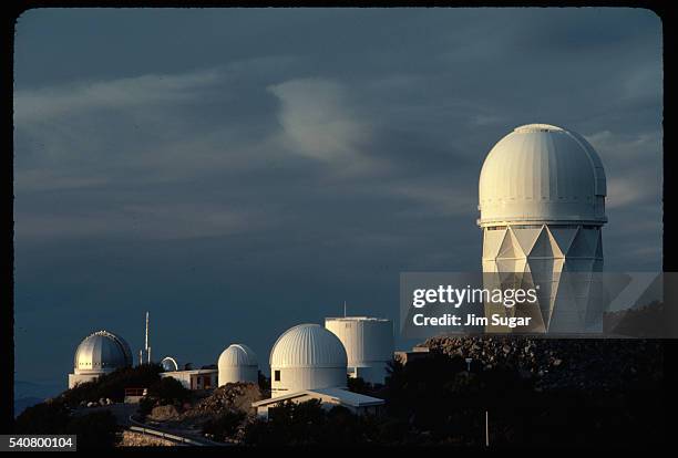 domes of kitt peak national observatory - kitt peak observatorium stockfoto's en -beelden