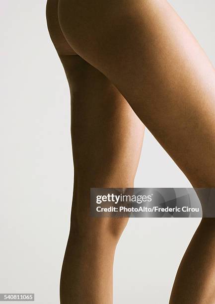 womans bare legs and buttocks, side view - bare bottom women - fotografias e filmes do acervo