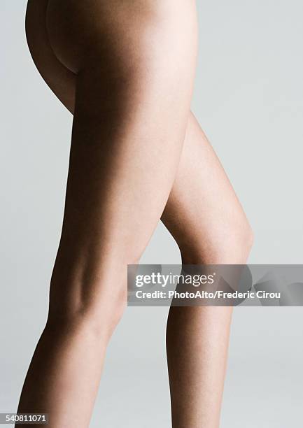 womans bare buttocks and legs - bare bottom women - fotografias e filmes do acervo