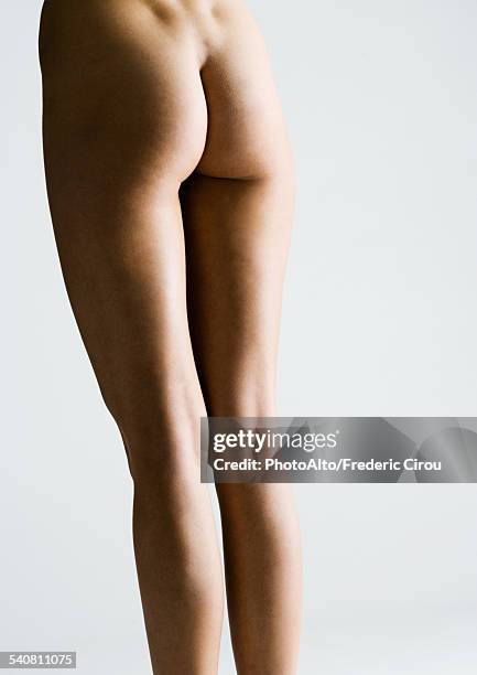 womans bare buttocks and legs - bare bottom women stockfoto's en -beelden