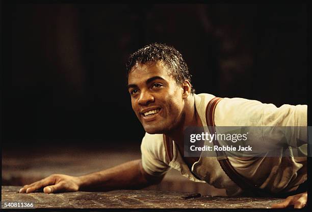 ray fearon in romeo and juliet - ray fearon stock pictures, royalty-free photos & images