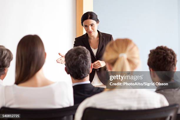 Businesswoman Facilitating Group Discussion, 照片檔