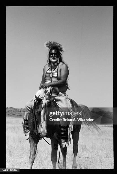 cheyenne warrior ready for battle - cheyenne-wyoming stockfoto's en -beelden