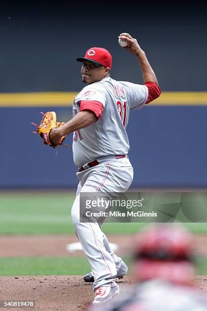 Alfredo Simon of the Cincinnati Reds pitches during the game against the Milwaukee Brewers at Miller Park on May 28, 2016 in Milwaukee, Wisconsin.