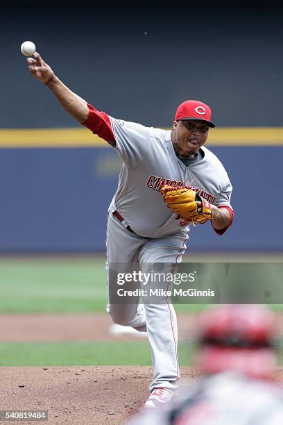 Alfredo Simon of the Cincinnati Reds pitches during the game against the Milwaukee Brewers at Miller Park on May 28, 2016 in Milwaukee, Wisconsin.