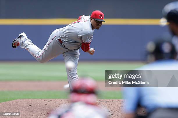 Alfredo Simon of the Cincinnati Reds pitches during the game against the Milwaukee Brewers at Miller Park on May 28, 2016 in Milwaukee, Wisconsin.