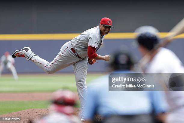 Alfredo Simon of the Cincinnati Reds pitches during the game against the Milwaukee Brewers at Miller Park on May 28, 2016 in Milwaukee, Wisconsin.