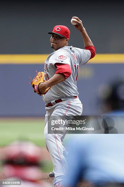 Alfredo Simon of the Cincinnati Reds pitches during the game against the Milwaukee Brewers at Miller Park on May 28, 2016 in Milwaukee, Wisconsin.