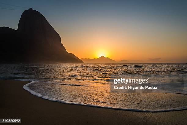 sunrise in praia vermelha , urca , rio de janeiro, brazil - praia vermelha rio de janeiro stock pictures, royalty-free photos & images