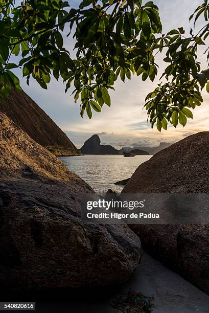 viewing through the stones , the sugar loaf , from niteroi, brazil - paisagem urbana fotografías e imágenes de stock