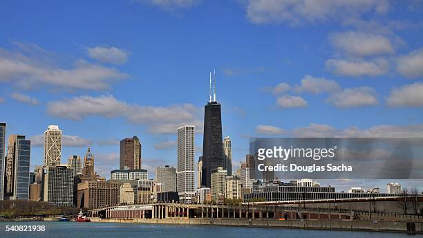 windy city from lake michigan, chicago, illinois, usa - the field museum chicago - fotografias e filmes do acervo