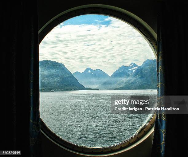 view through your window frame - window frame ship photos et images de collection