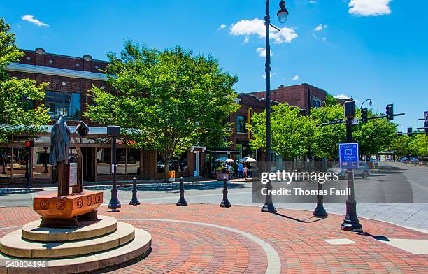 roundabout in durham, north carolina - 德罕市 個照片及圖片檔