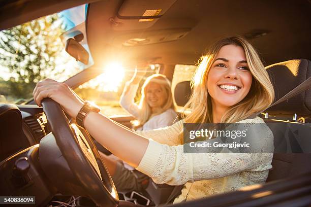 partez en vacances en famille - filles voiture photos et images de collection