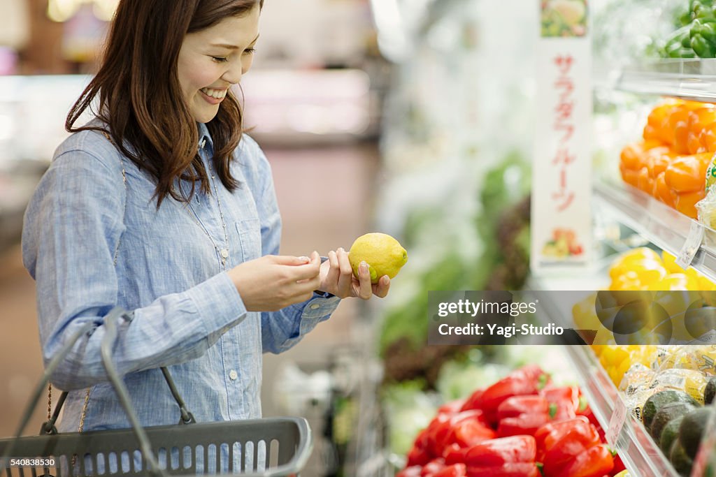 若い女性食料品のスーパーで購入