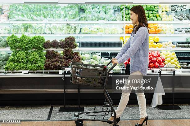 若い女性食料品のスーパーで購入 - スーパーマーケ��ット　日本 ストックフォトと画像