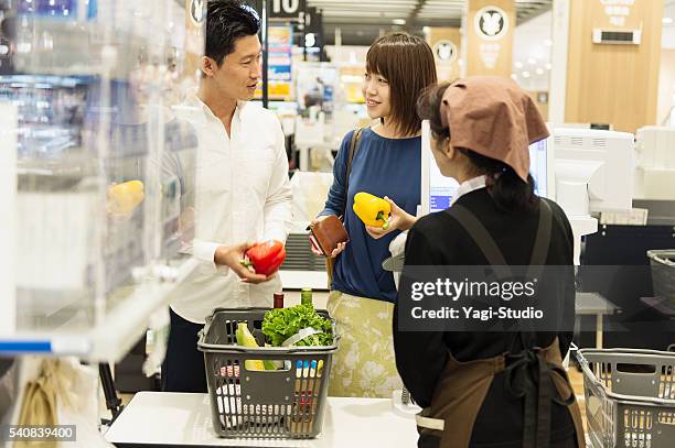 paar einkaufen im supermarkt kasse der - supermarket register stock-fotos und bilder